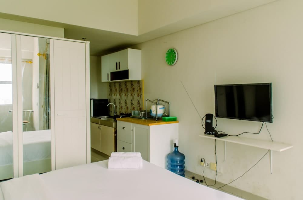 Comfort And Homey Studio At Parkland Avenue Apartment