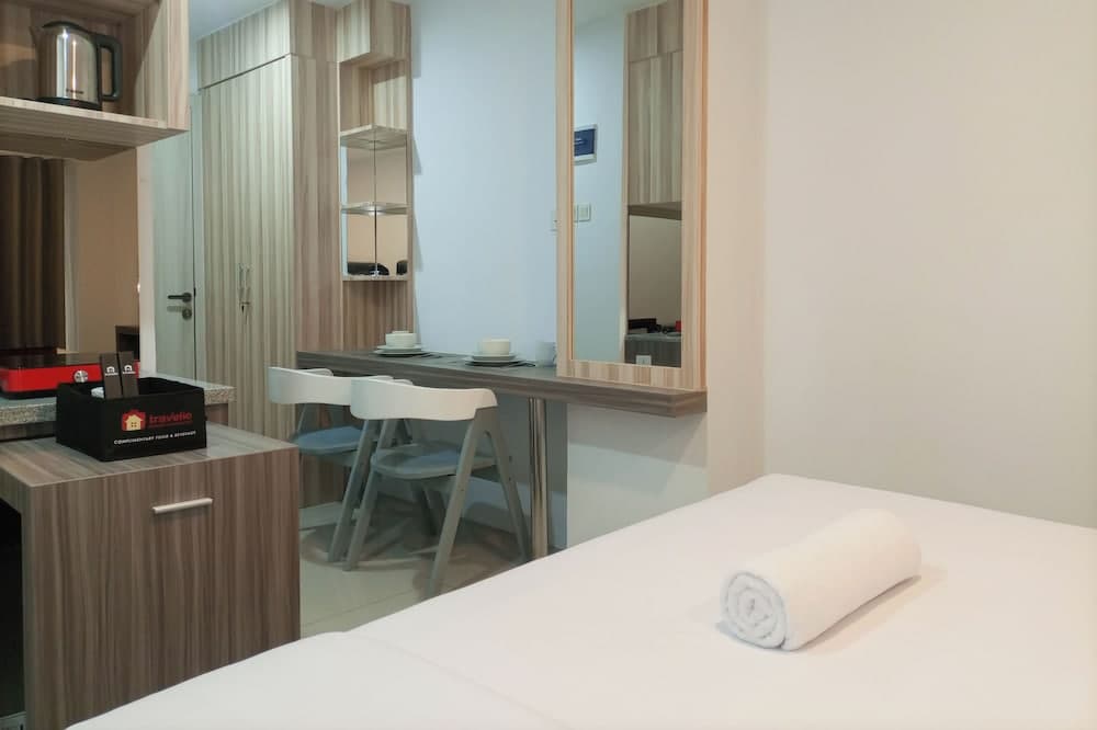 Simply Look And Cozy Studio At De Prima Apartment