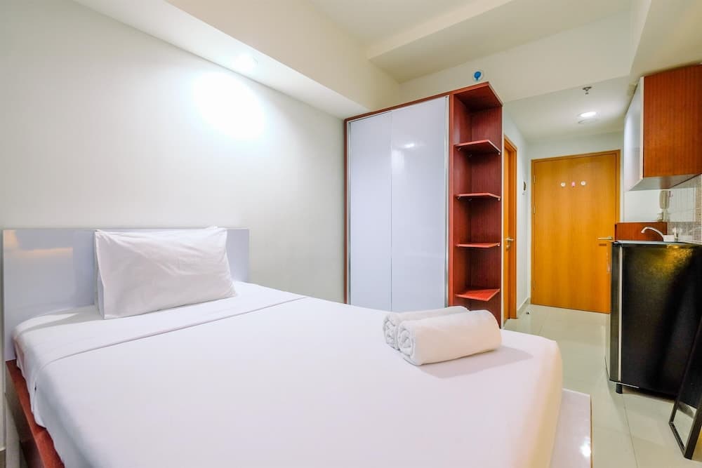 Minimalist And Classic Studio At Evenciio Margonda Apartment