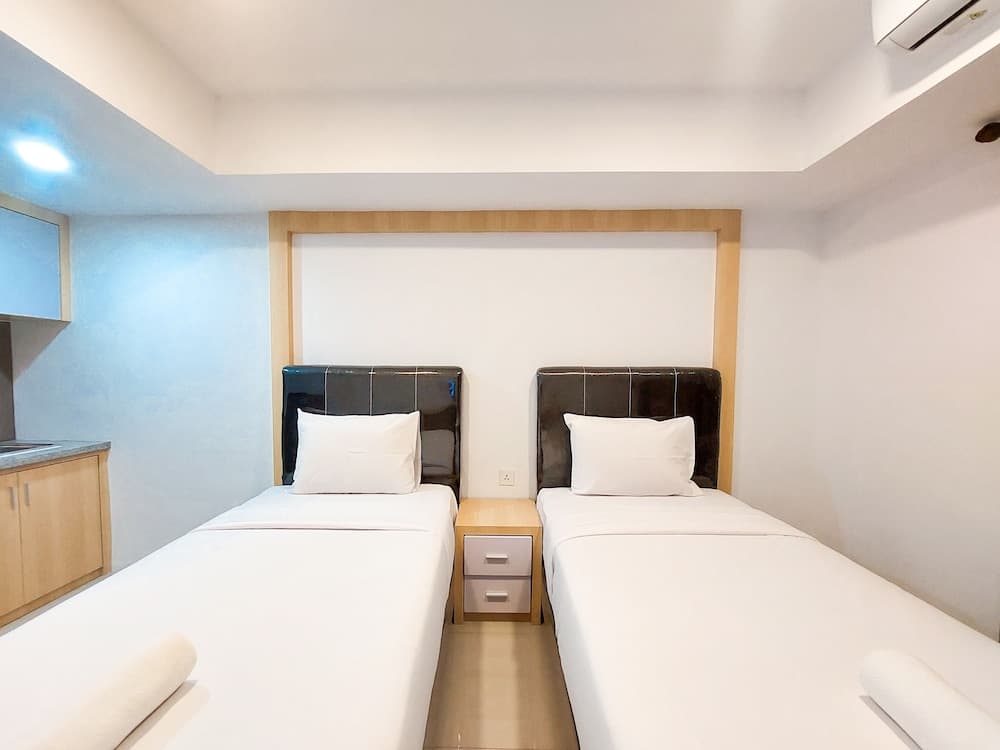 Homey And Comfortable Studio At De Prima Apartment