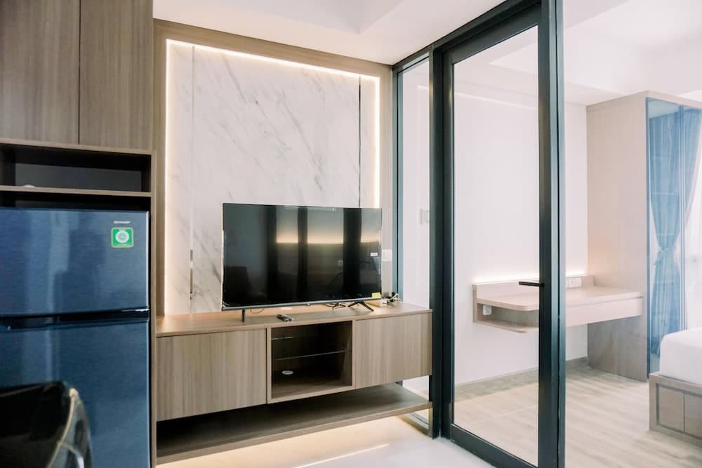 Homey And Comfortable 1Br At The Smith Alam Sutera Apartment