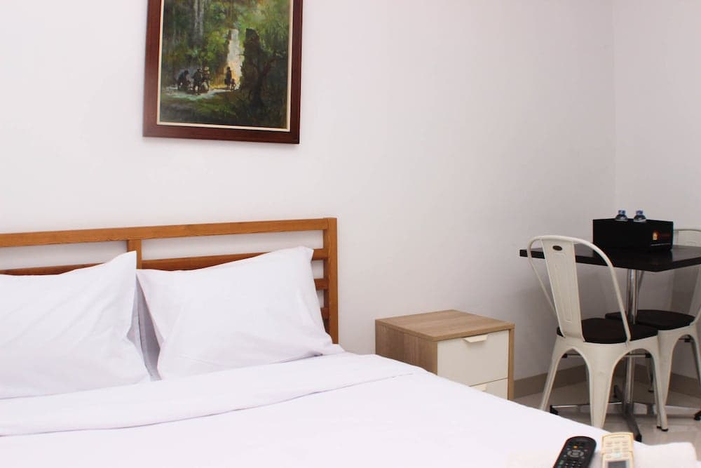 Elegant Studio At Azalea Suites Apartment