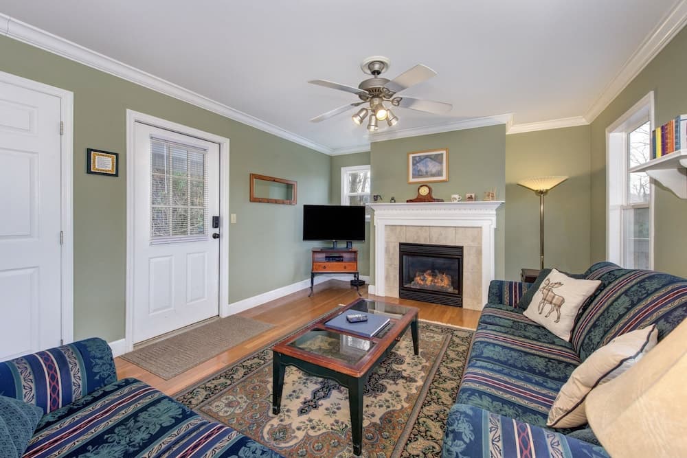 Gatlinburg Getaway 2 BDR in the Heart of Town!