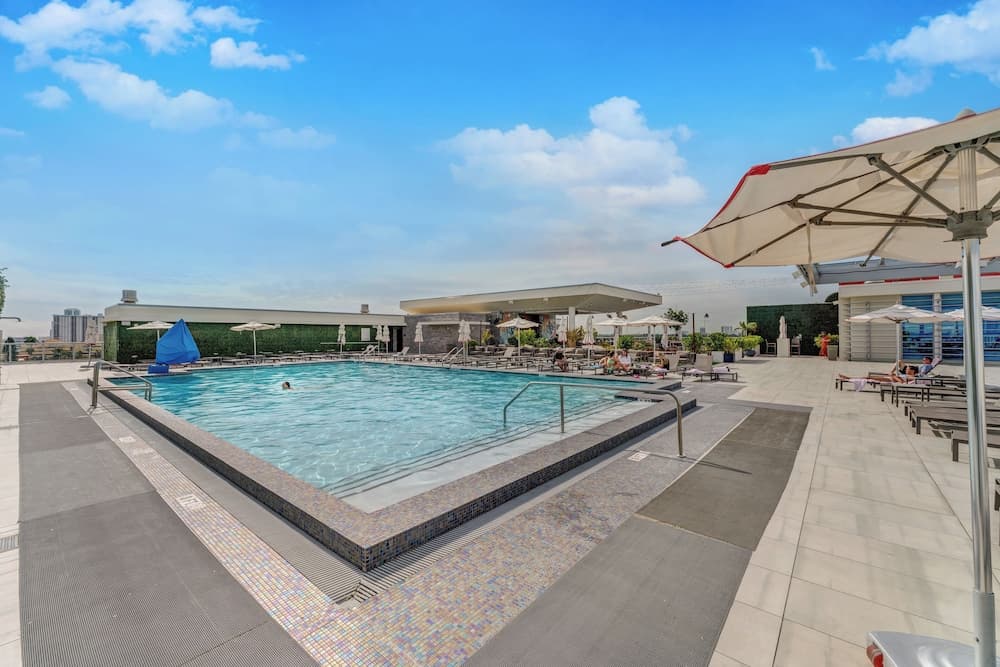 Condo Close to the Beach With Rooftop Pool & Gym