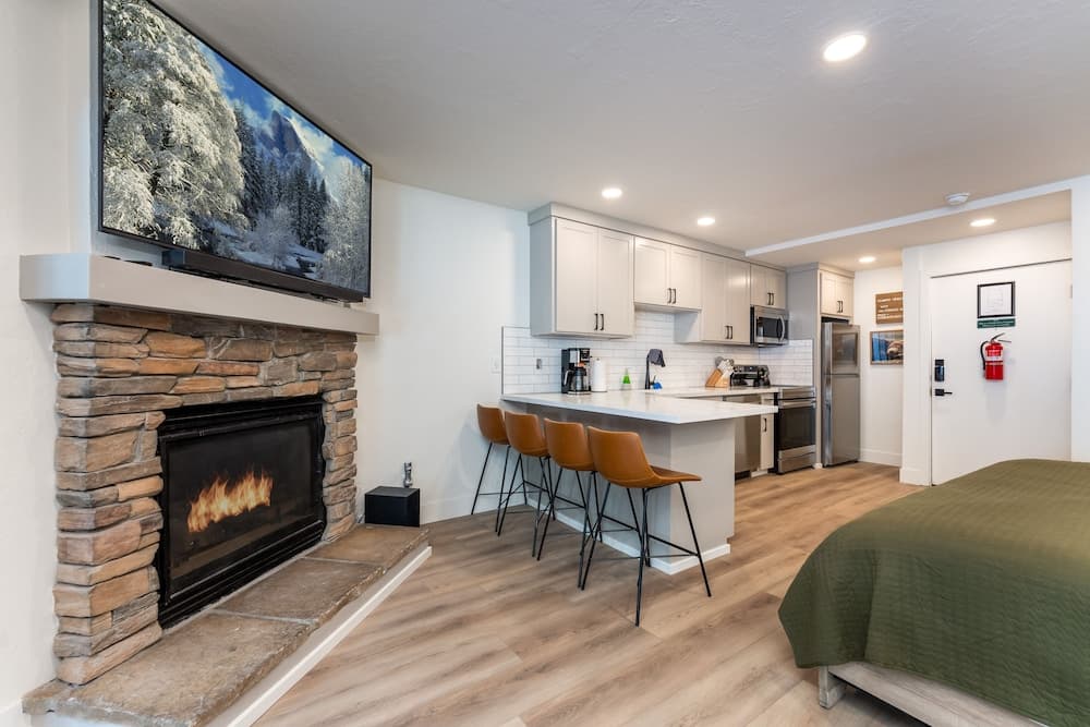 Elmer's Hideout - Fully Renovated Yosemite Escape!
