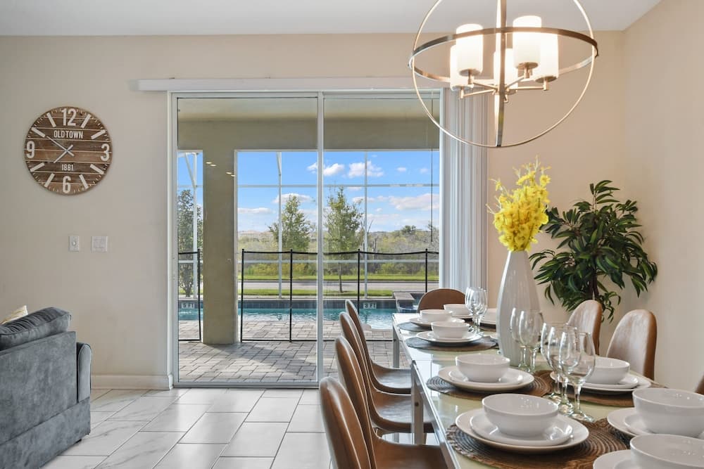 Spacious Retreat With Pool, Spa & Themed Rooms