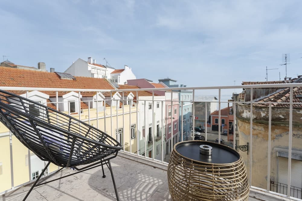 Cortes Apartment in Lisbon Historic Neighborhood