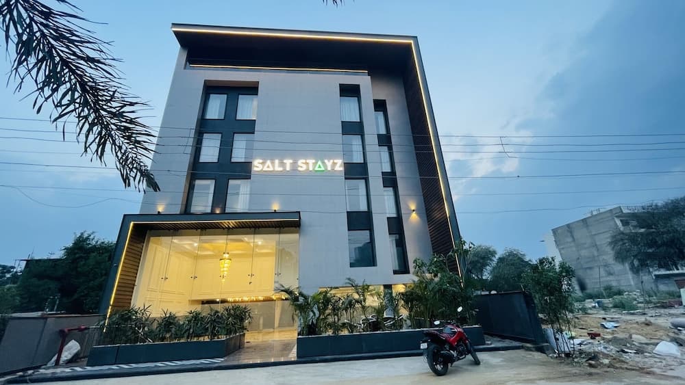 Saltstayz Select - Golf Course Road & Sector 57