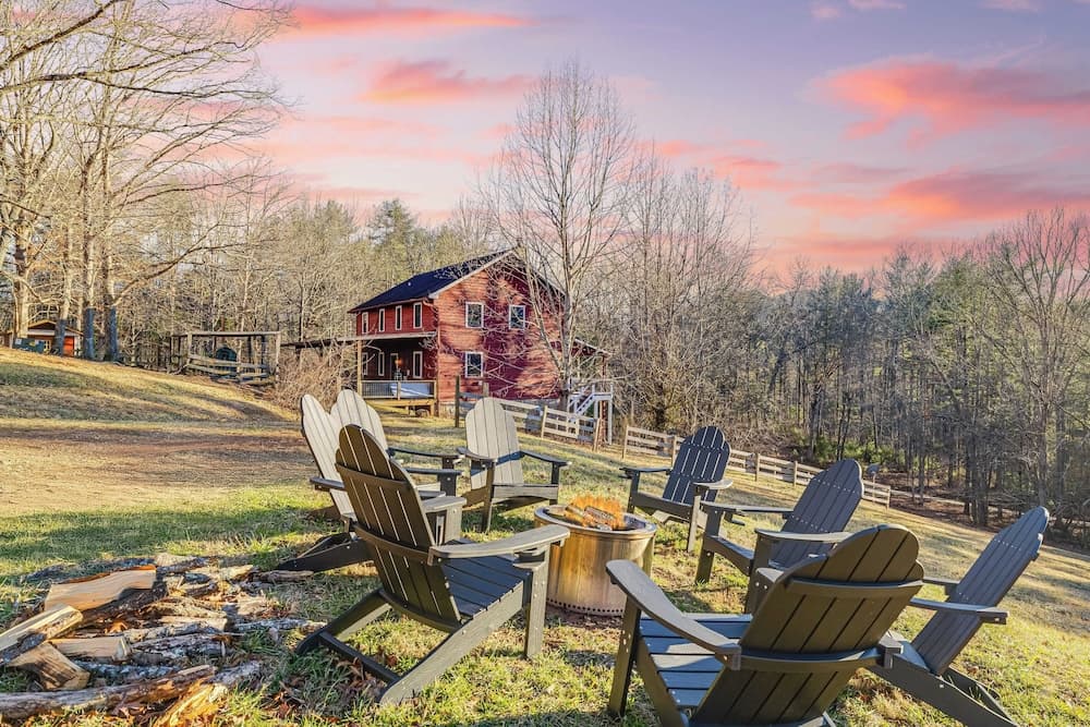 Red Cedar by Avantstay Cabin w/ Hot Tub + Views!