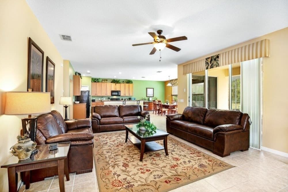 Spacious And Relaxing Home With South Facing Pool 6 Bedroom Home by RedAwning