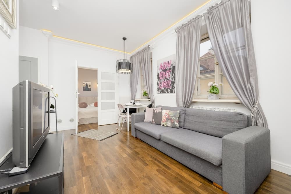 Atmospheric Mariensztat by Renters