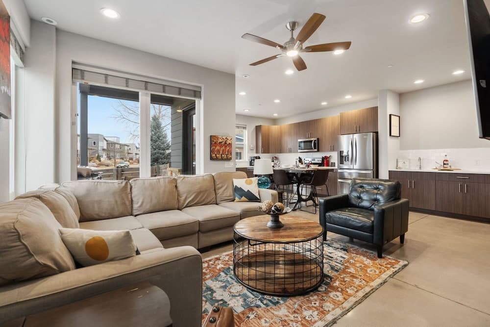 Elegant Oasis - Fireplaces, King Beds, Mtn Views!