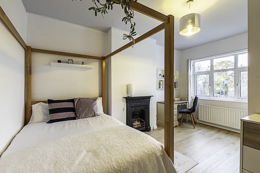 Gorgeous 4-bed Home With a Fireplace and Terrace