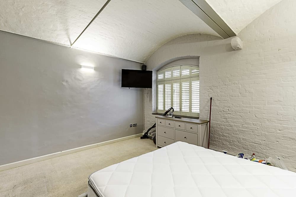 Charming Home in St Katharine Docks