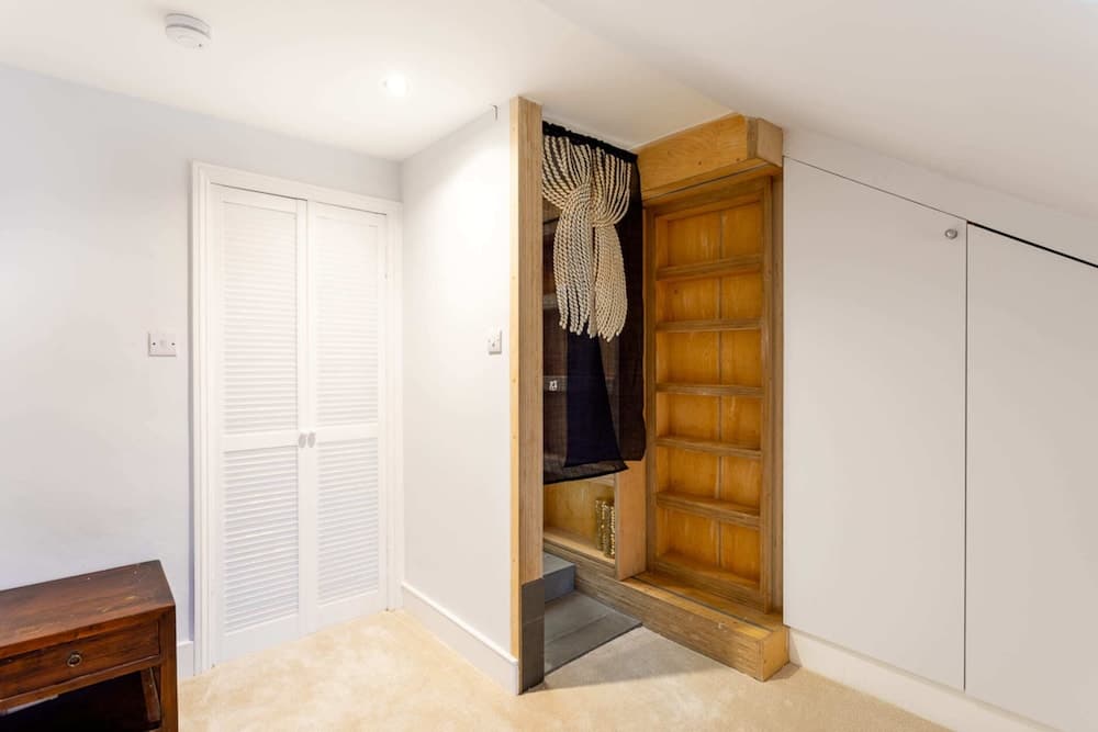 Bright Maida Vale Apartment