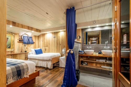 Luxury Canary Wharf House Boat Room 6