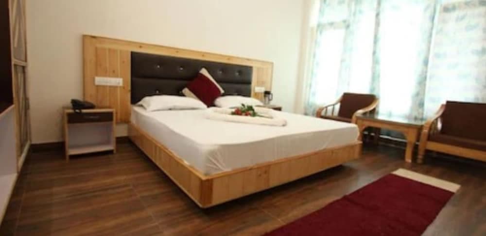 Goroomgo Hotel Saras Manali