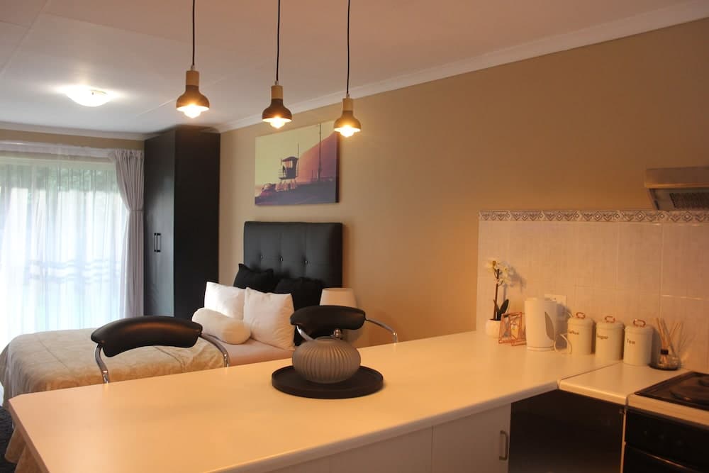 Chic & Serene 1-Bed Haven in Roodepoort