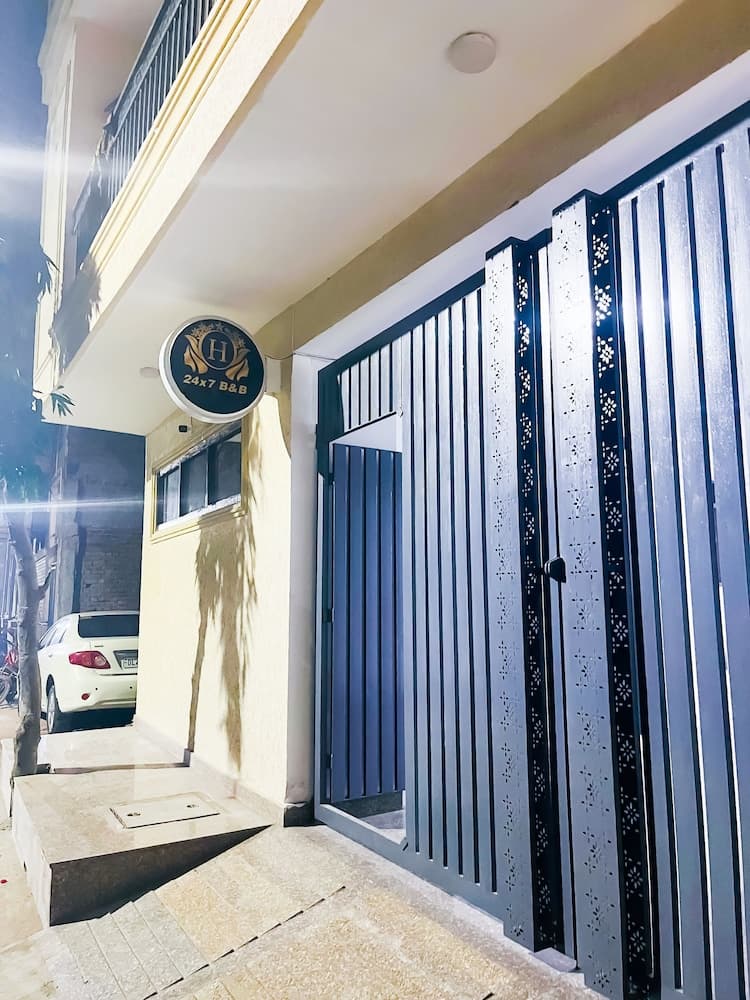 Roomshala 160 Hotel Red