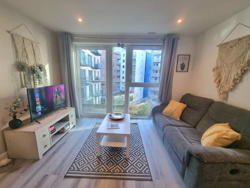 2-bed 2-bath Greenwich Apartment with balcony & lift