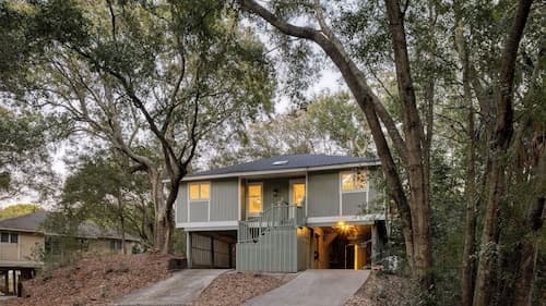 Conch Cottage by Avantstay Walk to Beach, Deck, Fireplace, Outdoor Dining