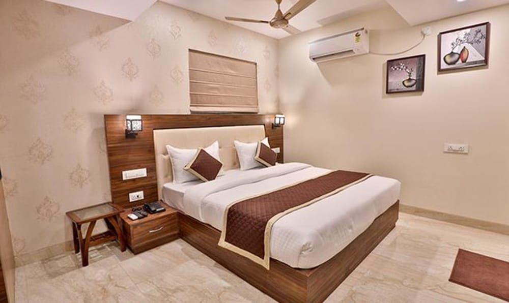 Fabhotel Prime Candle Wood