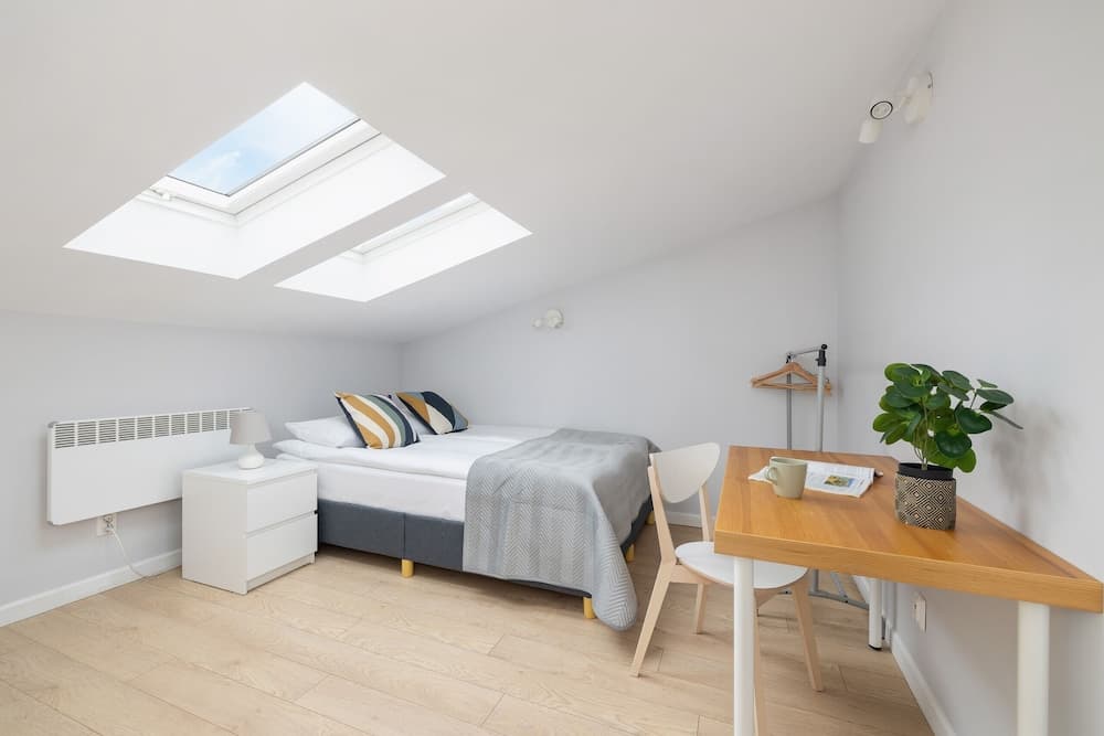 Apartment With 2 Desks by Renters