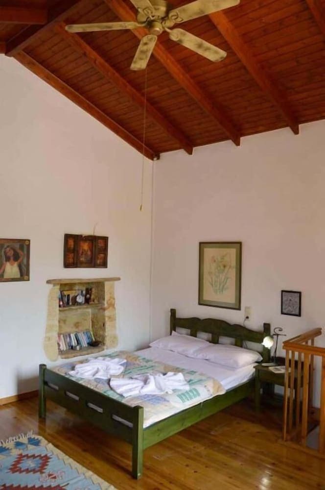Apanemia Stone House in Crete