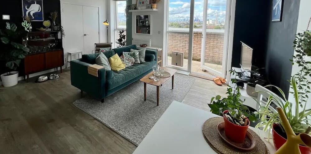 Elegant Chic Living Vibrant London Area