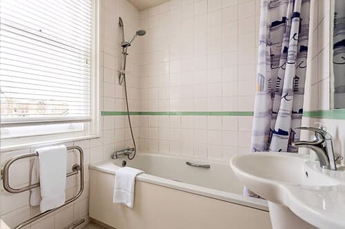 Chic Gunter Grove Flat - London Retreat
