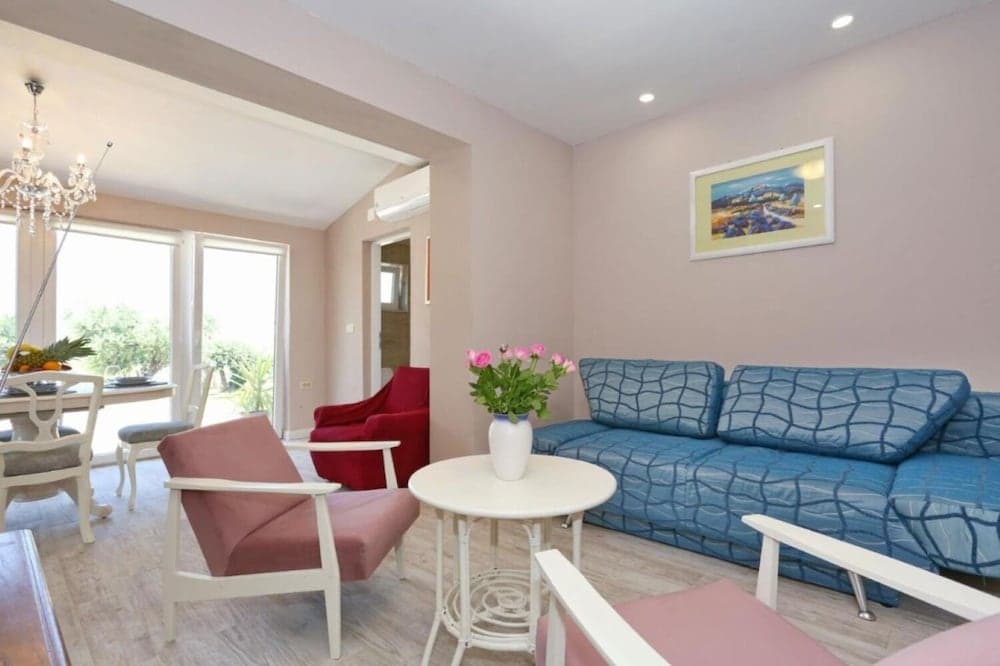 Gizmo - With Jacuzzi - H