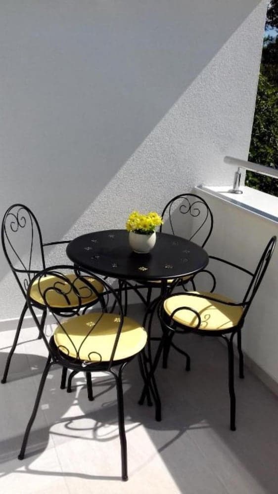 Ivan - Free Parking - A3