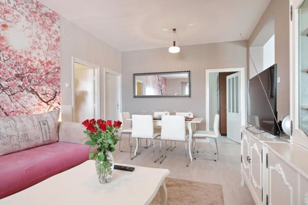 Max - Luxurious With Pool - A1