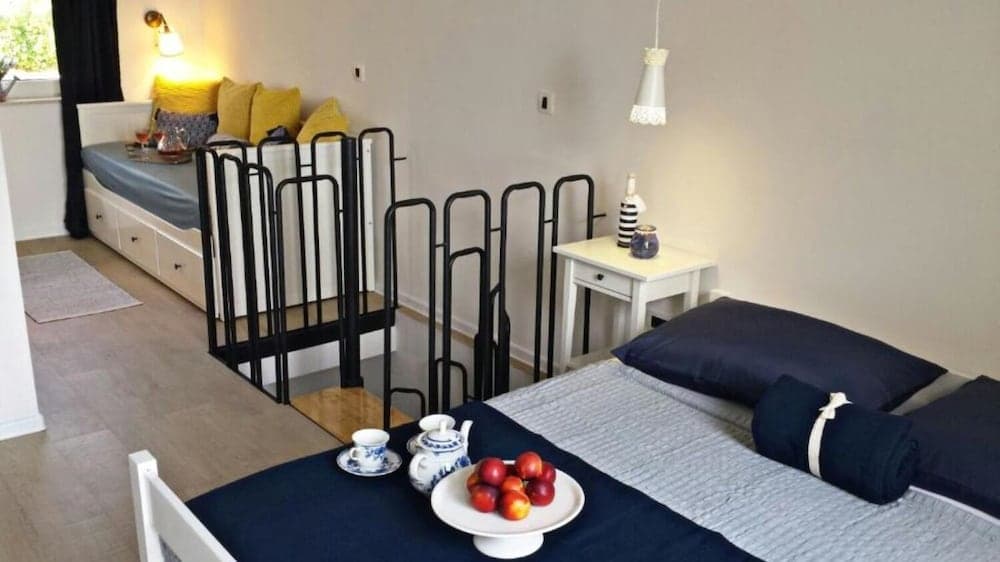 Gogi - Free Parking - A1