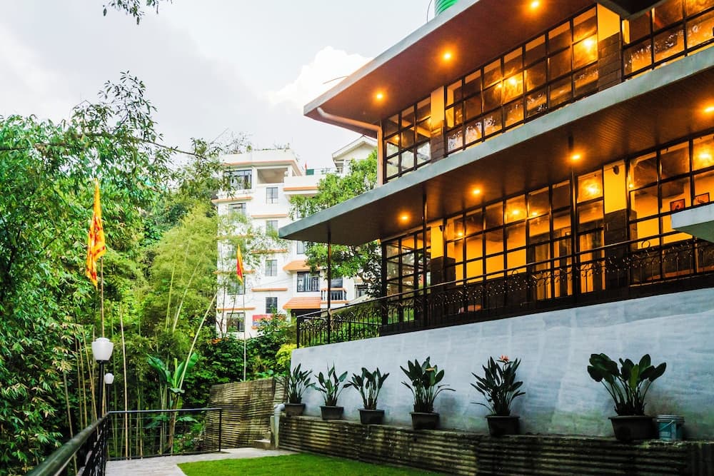 Sparrow Cherry Resort 2 min walk To MG Marg