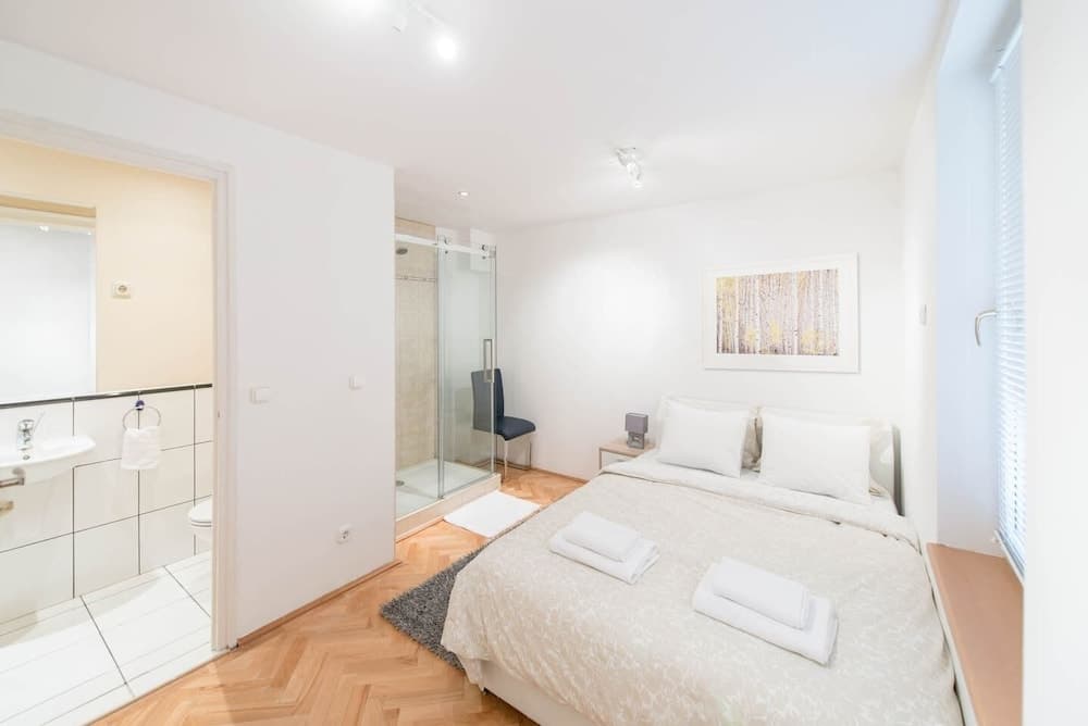 Venus Apartments - Loft Room Cosy II