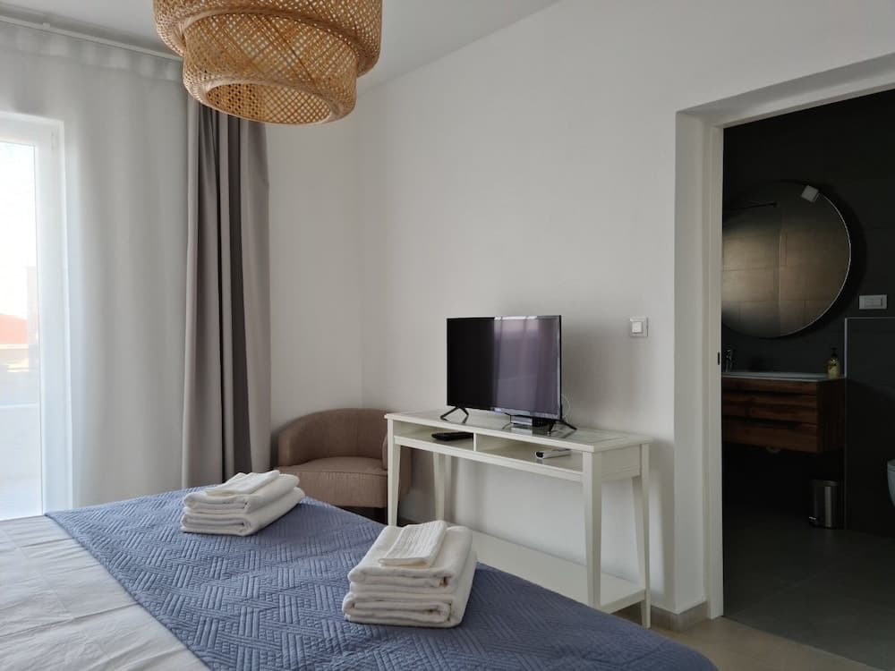 Exclusive Seafront Suites with hot tub