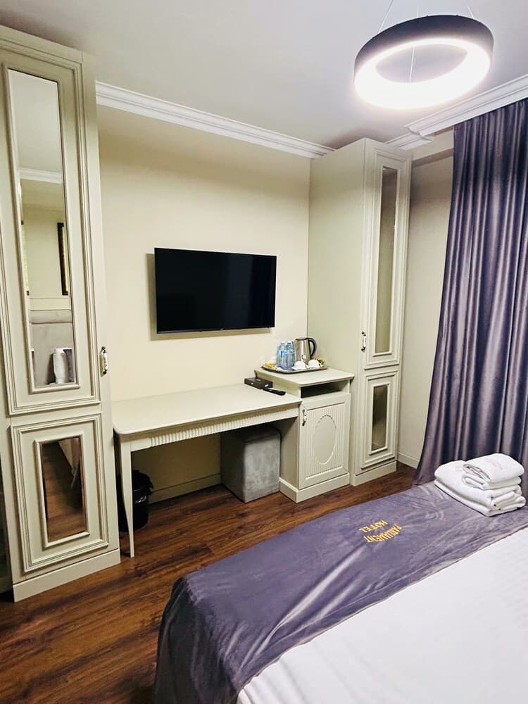 Parliament Hotel & Restaurant