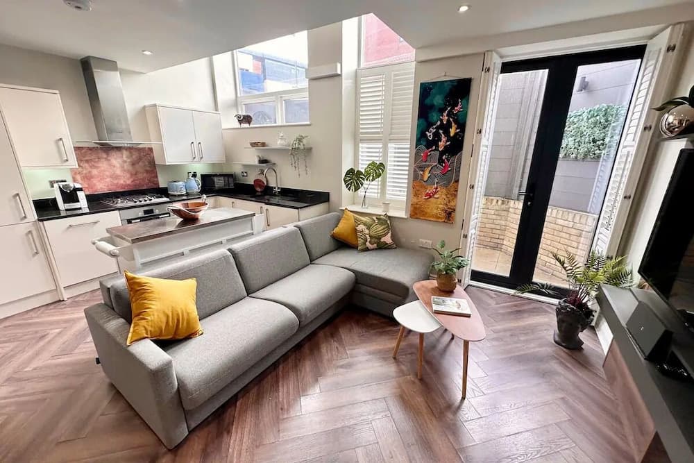 Stylish modern flat in SW London