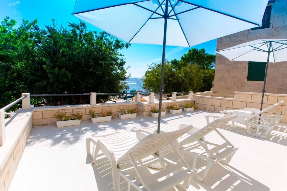 Hope - 30m to the sea & Seaview - R1