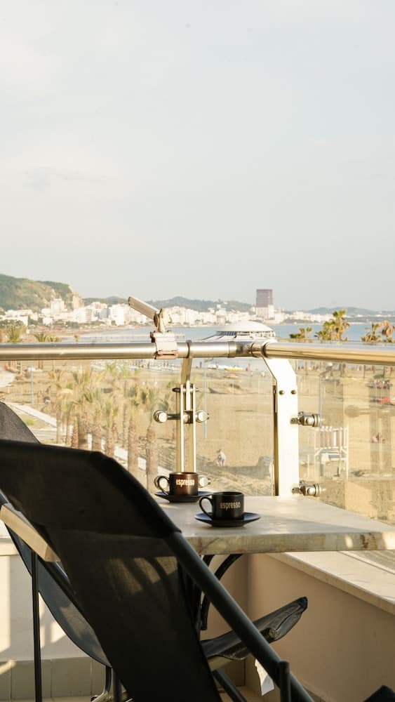 The Beachfront Apartment