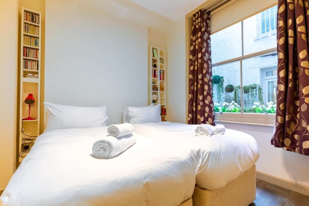 Elegant 2BD Flat 5 Mins to Kensington Gardens!