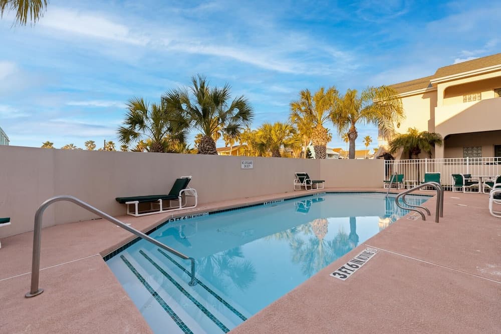Ground Floor Condo W/pool & 1/2 Block to Beach!