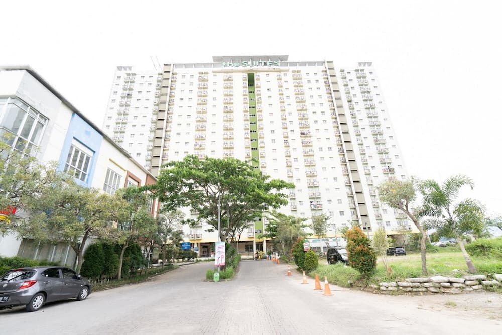 OYO 93734 The Metro Suites Apartment By Retro Rent