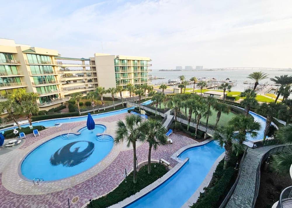 Charming 2bd/2ba w/ Bay View, Pool w/ Lazy River