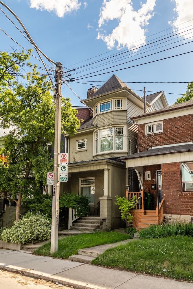 Cozy 5 Bedroom House in Downtown Toronto