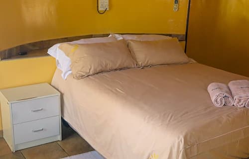 Self Catering Chalets - Manyeleti