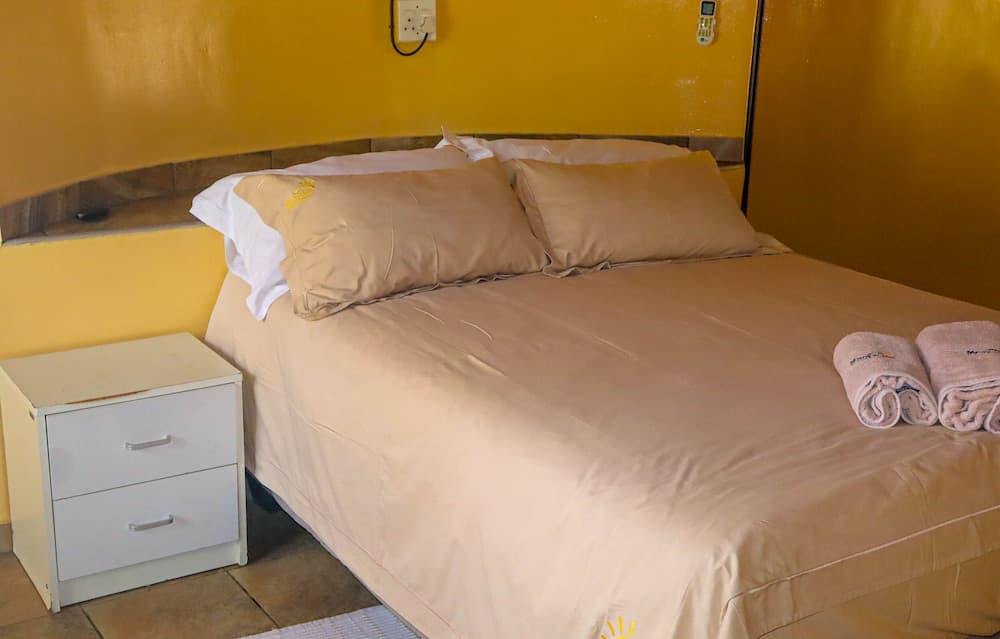 Self Catering Chalets - Manyeleti