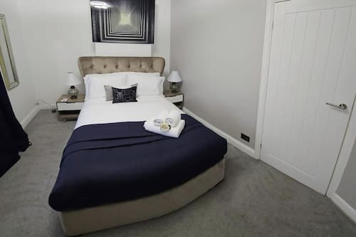 Manchester 2-bed House, Sleeps 4, 20 Min to Centre