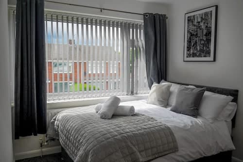 Riverside Retreat - Luxurious 4 Bedroom House